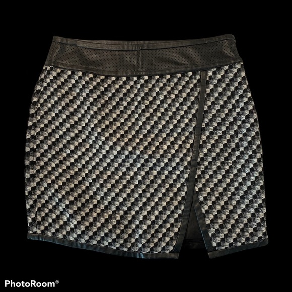 Ann Taylor Dresses & Skirts - 🐳 4 for $12 NWOT Ann Taylor skirt w/faux leather waistband